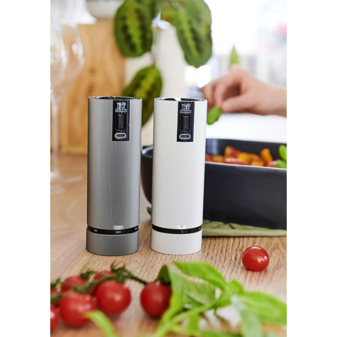 PeugeotPfeffer- und Salzmühle 15 cm Line Elektrisch Duo u‘Select carbon/alu